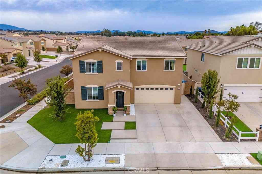 Homes For Sale - 33063 Table Rock Drive<br/> Winchester, CA 92596