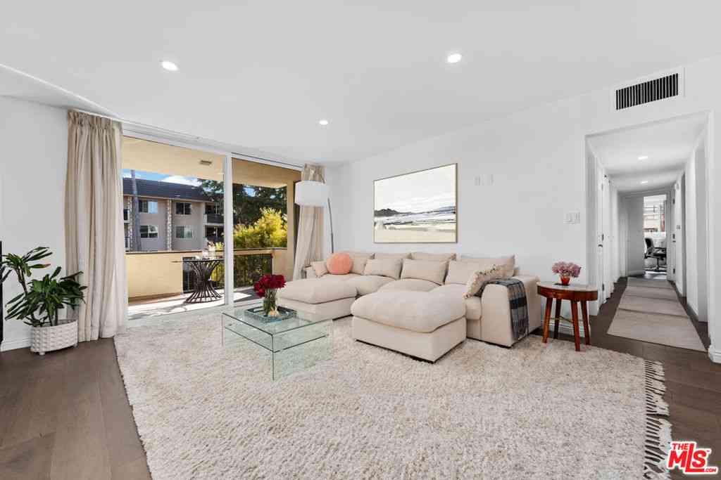 Homes For Sale - 11970 Montana Avenue #207<br/> Los Angeles, CA 90049