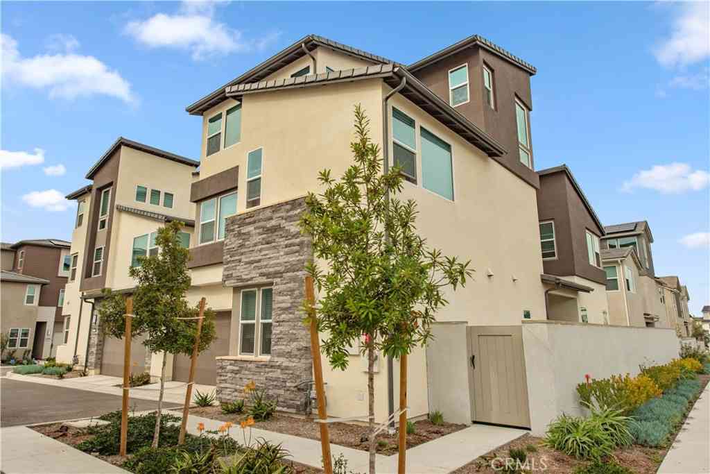 Homes For Sale - 608 Grizzly<br/> Irvine, CA 92618