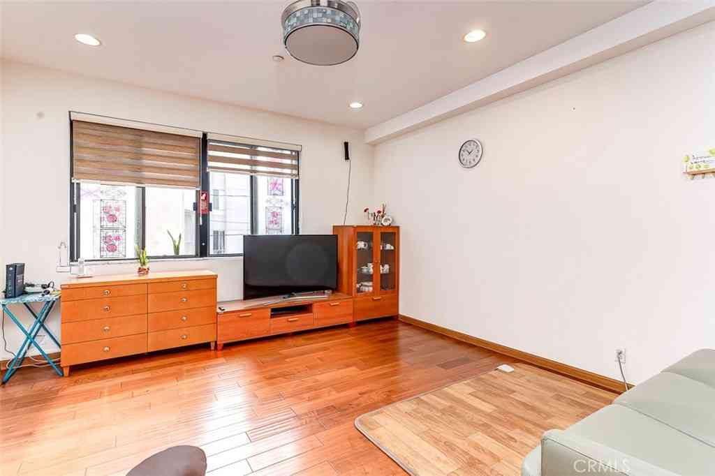 Homes For Sale - 533 S St Andrews Place #104<br/> Los Angeles, CA 90020