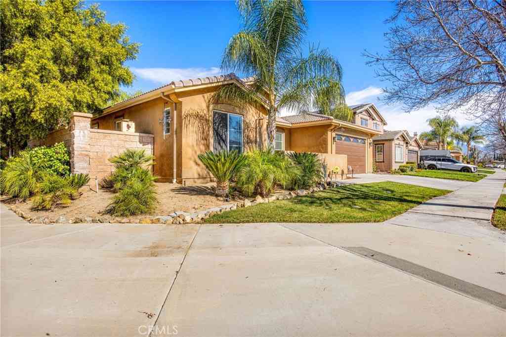 Homes For Sale - 4526 Trotter Drive<br/> Hemet, CA 92545