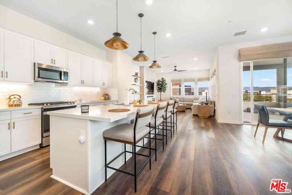 Condo For Sale - 27525 Illumination Court<br/> Valencia, CA 91381