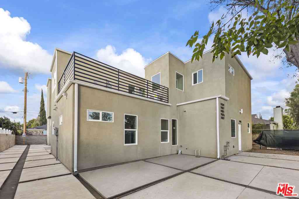 Homes For Sale - 19025 Bassett Street<br/> Los Angeles, CA 91335