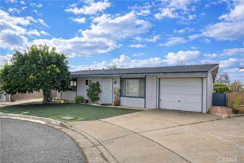 Homes For Sale - 861 Majela<br/> Hemet, CA 92543