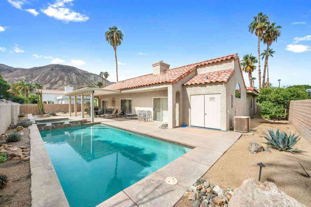 Homes For Sale - 109 Chelsea Circle<br/> Palm Desert, CA 92260