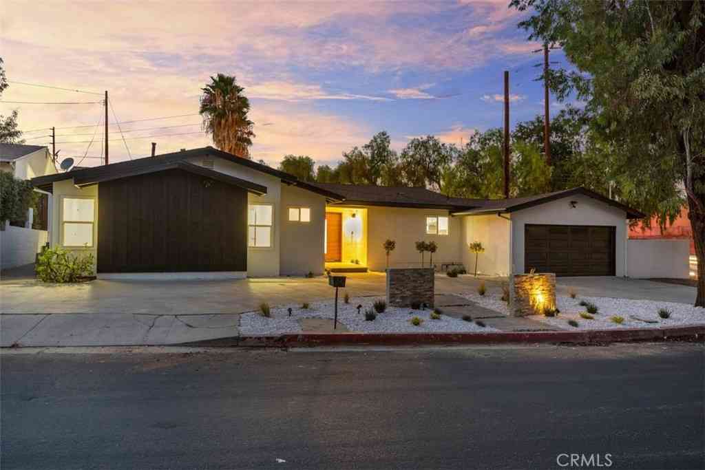Homes For Sale - 5115 Rigoletto Street<br/> Woodland Hills, CA 91364