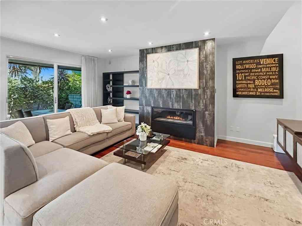 Townhouse For Sale - 13231 Fiji Way #H<br/> Marina Del Rey, CA 90292