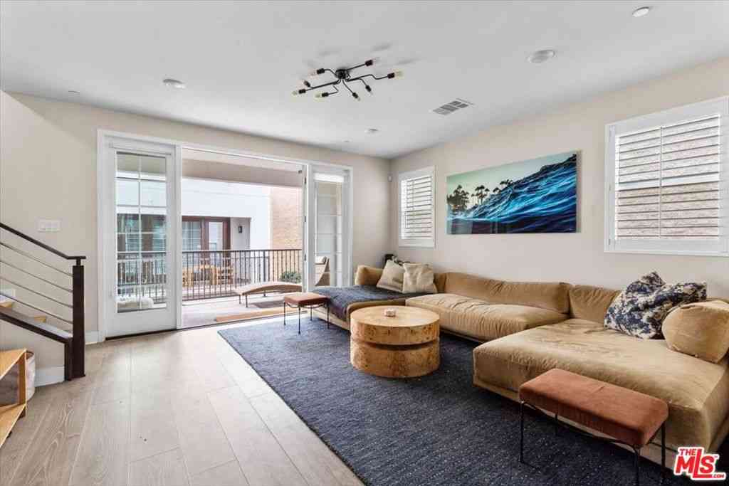Condo For Rent - 127 S Boeing Lane<br/> Los Angeles, CA 90042