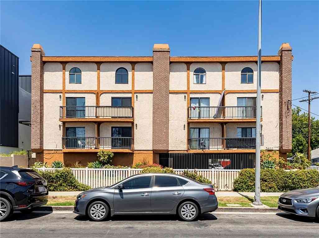 Townhouse For Rent - 2480 Penmar<br/> Venice, CA 90291