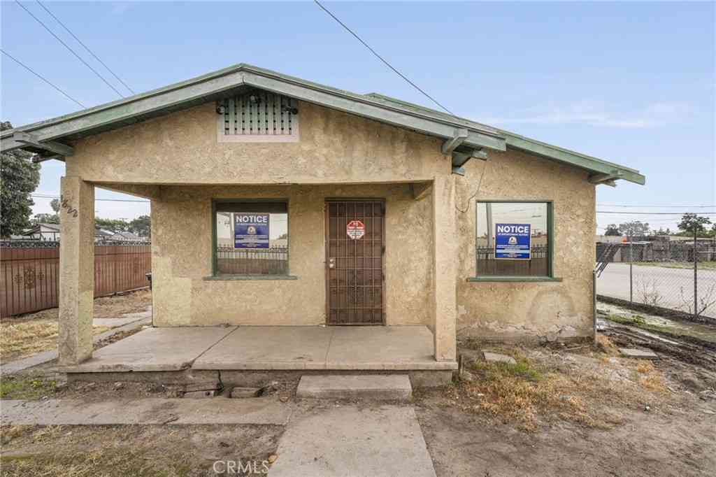 Homes For Sale - 1822 W 4th<br/> Santa Ana, CA 92703