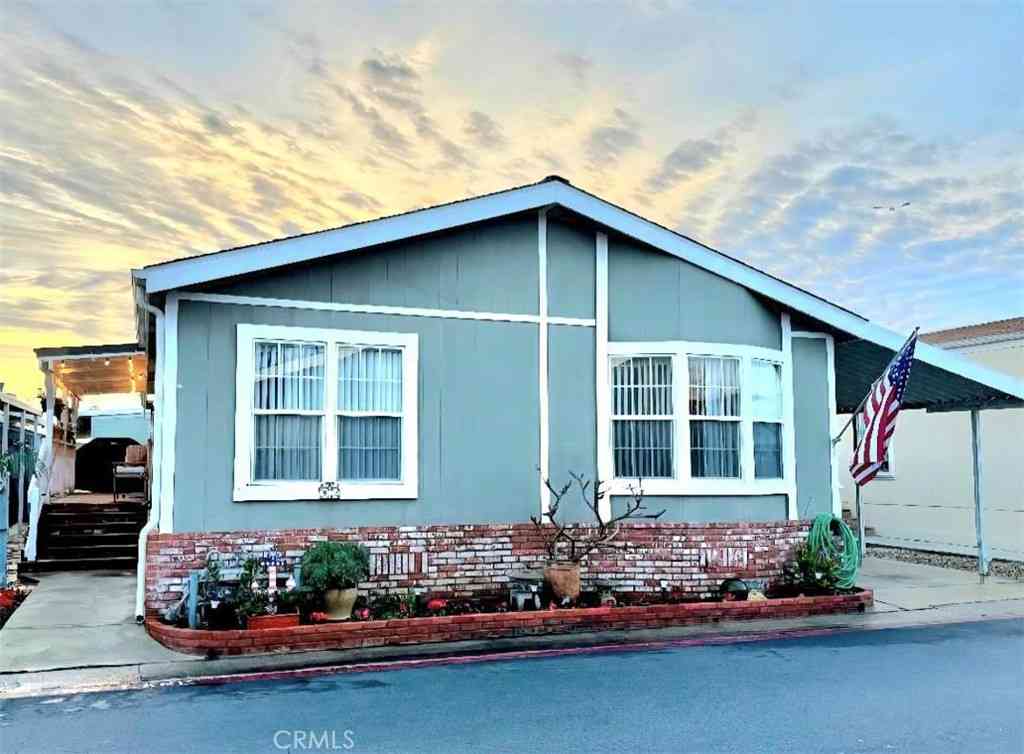 Mobile Home For Sale - 21851 Newland St. #82<br/> Huntington Beach, CA 92646