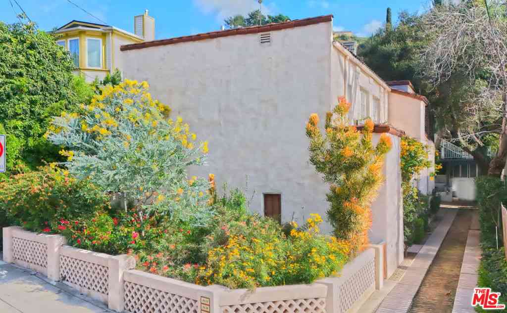 Homes For Sale - 2634 N Beachwood Drive<br/> Los Angeles, CA 90068