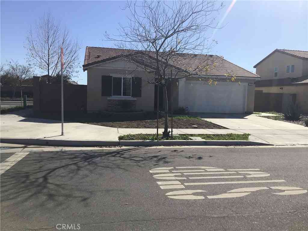 Homes For Sale - 1353 Haven Place<br/> Hemet, CA 92543