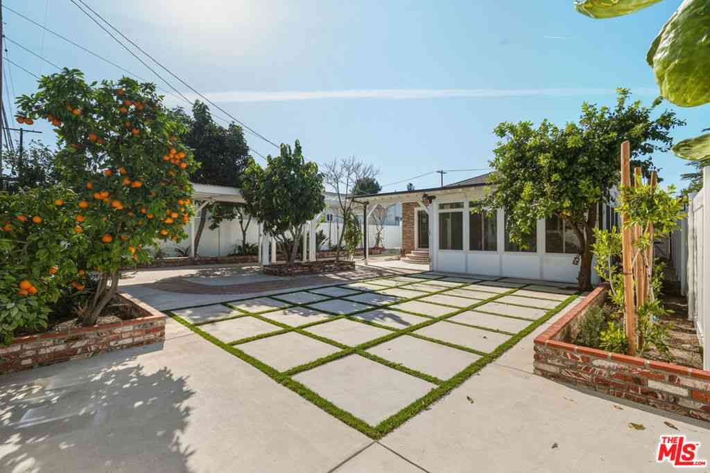 Homes For Sale - 5822 Lindley Avenue<br/> Encino, CA 91316