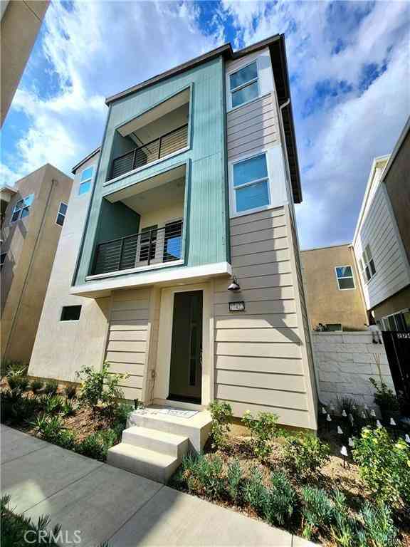 Homes For Sale - 27422 Pioneer Court<br/> Valencia, CA 91381