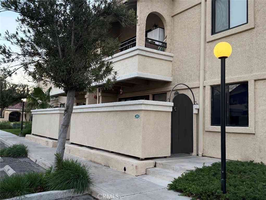 Condo For Sale - 18808 Mandan #313<br/> Canyon Country, CA 91351