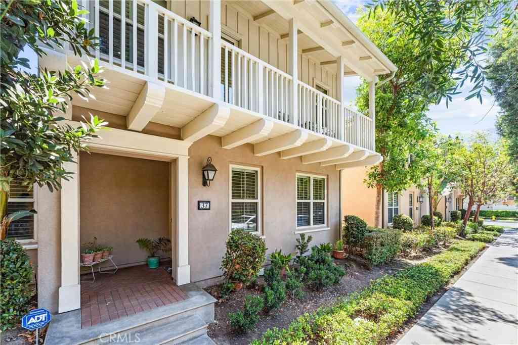 Condo For Sale - 37 Peony<br/> Irvine, CA 92618