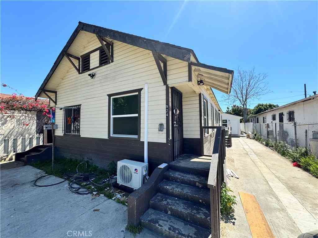 Multifamily For Rent - 924 E Lanzit<br/> Los Angeles, CA 90059