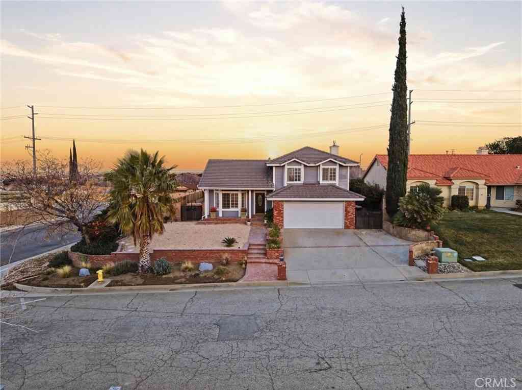Homes For Sale - 42060 Jenny Lane<br/> Lancaster, CA 93536