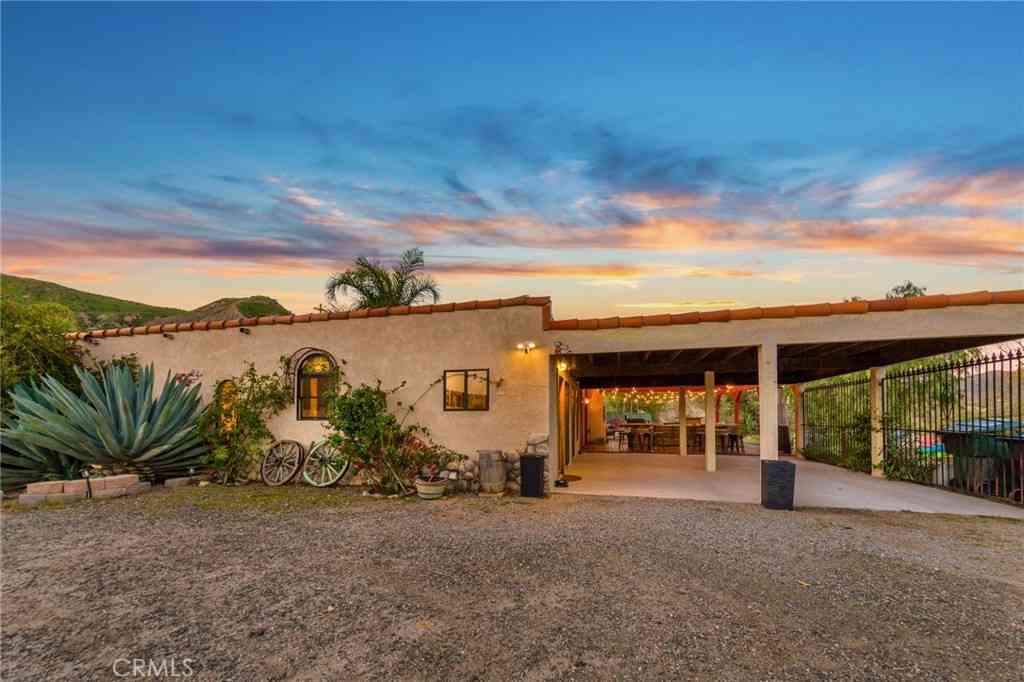 Homes For Sale - 16950 Solana Lane<br/> Canyon Country, CA 91351