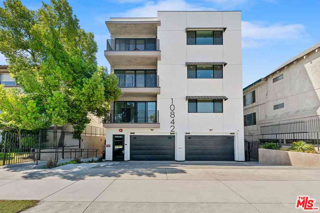 Condo For Rent - 10842 Victory Boulevard #201<br/> North Hollywood, CA 91606