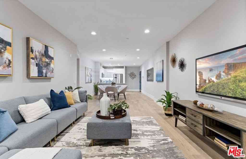 Condo For Rent - 901 S Gramercy Drive #204<br/> Los Angeles, CA 90019