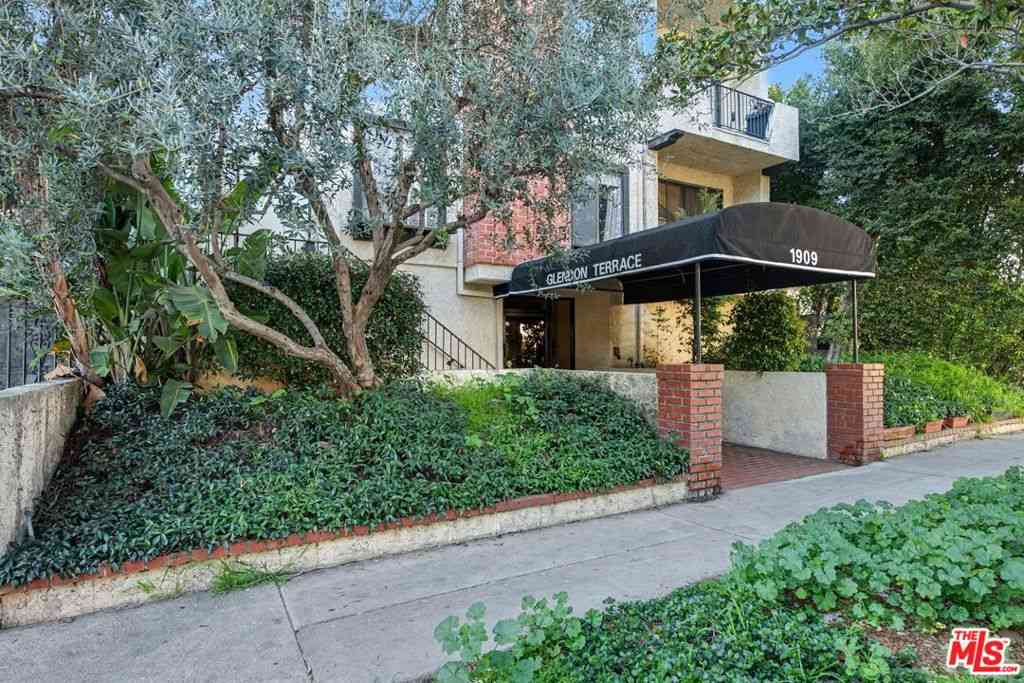 Condo For Sale - 1909 Glendon Avenue #304<br/> Los Angeles, CA 90025