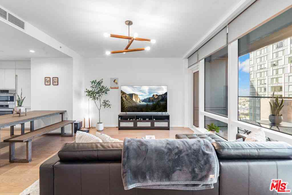 Condo For Sale - 877 Francisco Street #1116<br/> Los Angeles, CA 90017