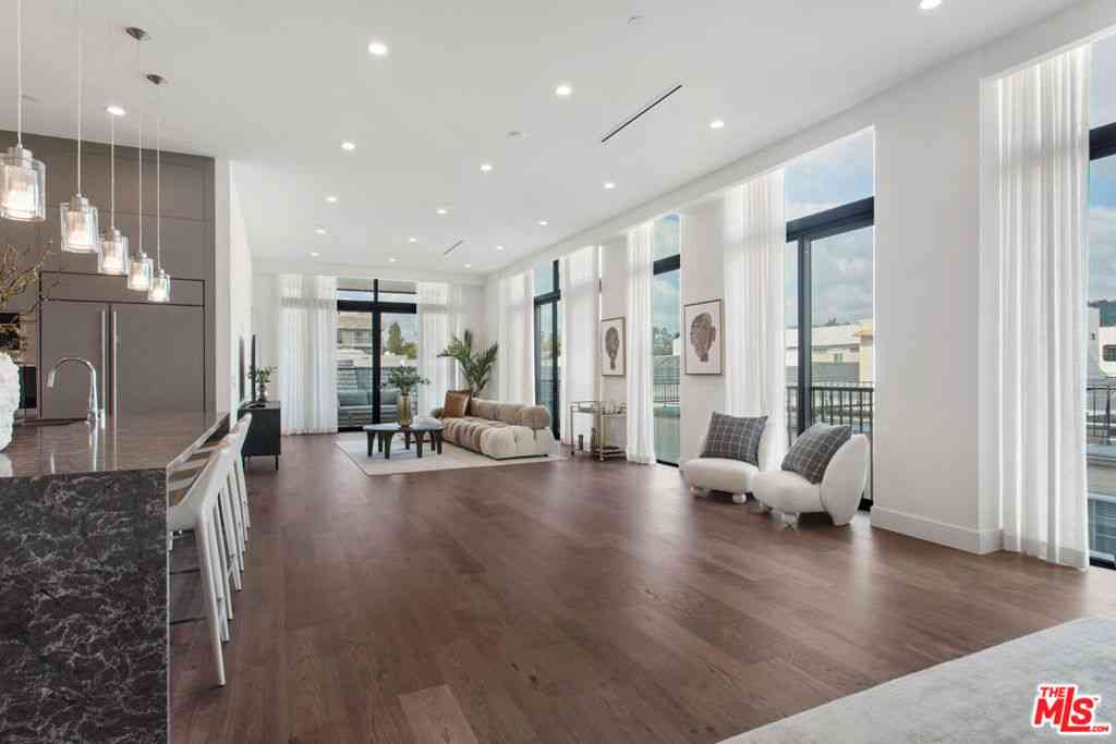 Condo For Sale - 425 N Palm Drive #502<br/> Beverly Hills, CA 90210