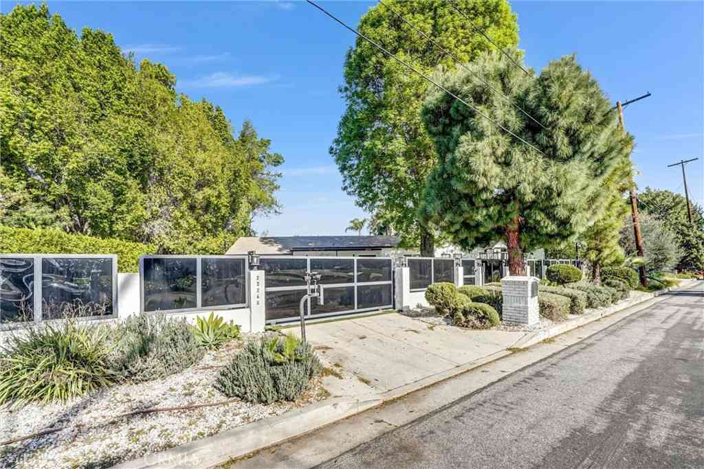 Homes For Sale - 23245 Gonzales Drive<br/> Woodland Hills, CA 91367