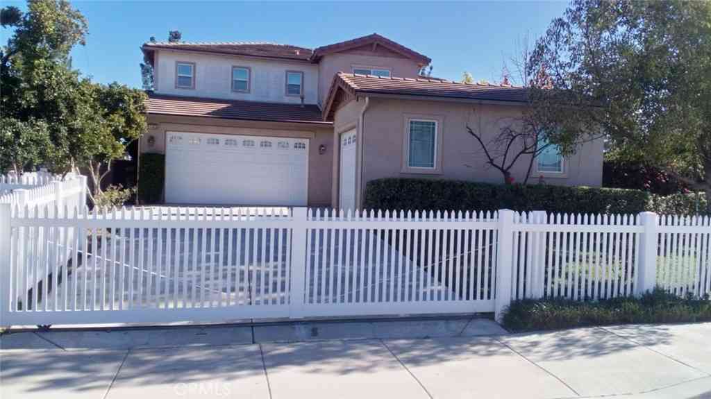 Homes For Sale - 31464 Daybreak Court<br/> Riverside County, Menifee, CA 92584