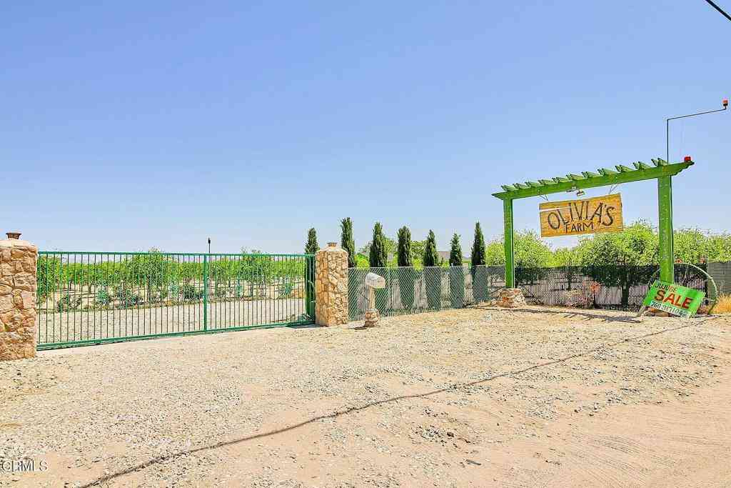Homes For Sale - 34738 Old Woman Springs Road<br/> Lucerne Valley, CA 92356