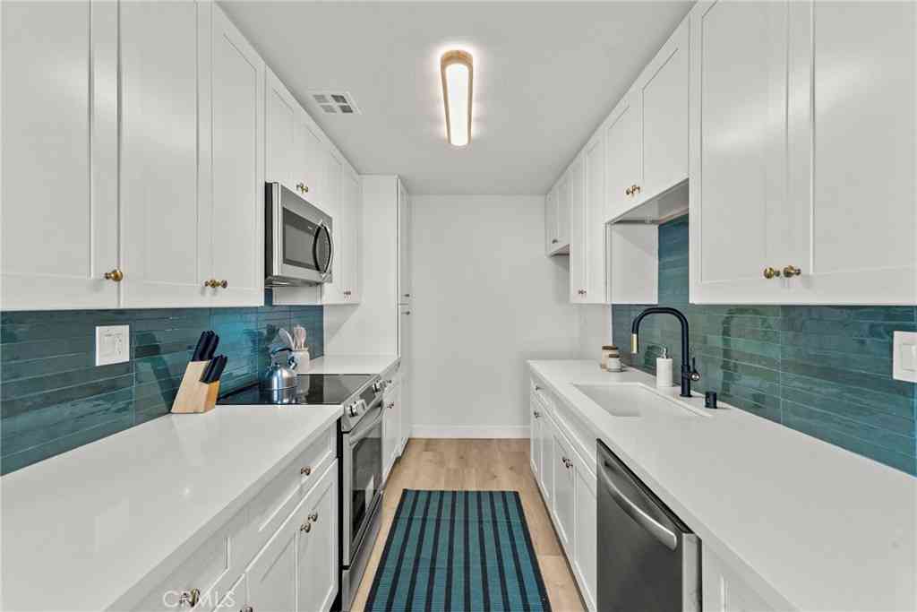 Condo For Sale - 5400 Newcastle #12<br/> Encino, CA 91316