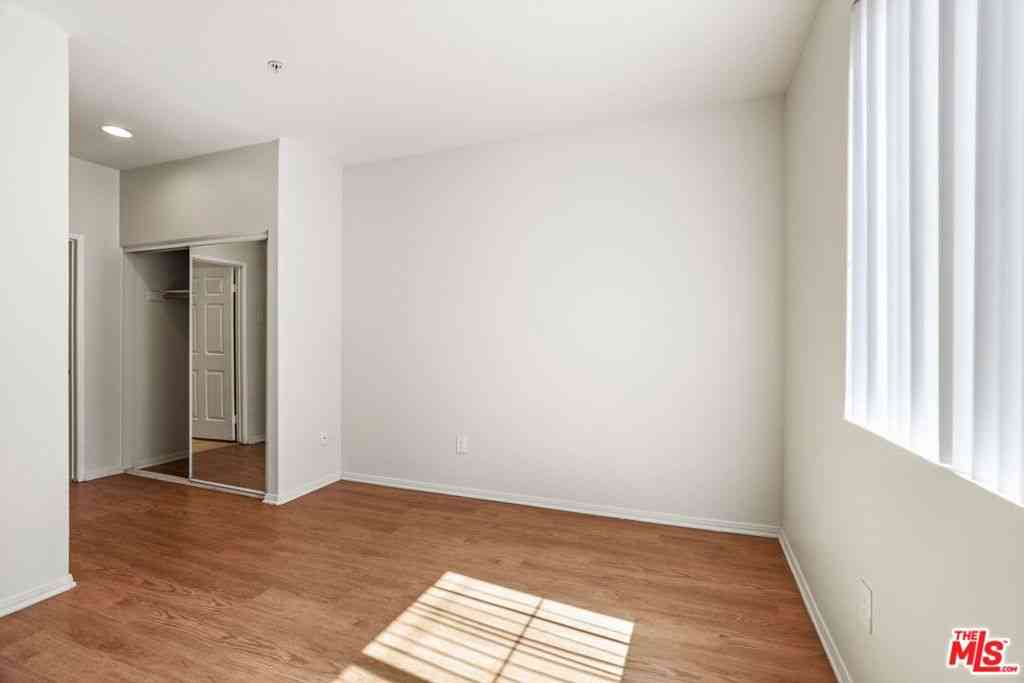 Condo For Rent - 1561 S Barrington Avenue #302<br/> Los Angeles, CA 90025