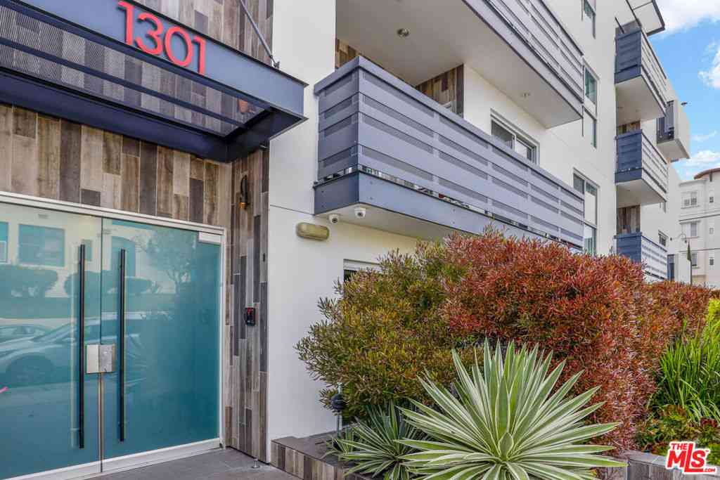 Condo For Rent - 1301 Brockton Avenue #PH12<br/> Los Angeles, CA 90025