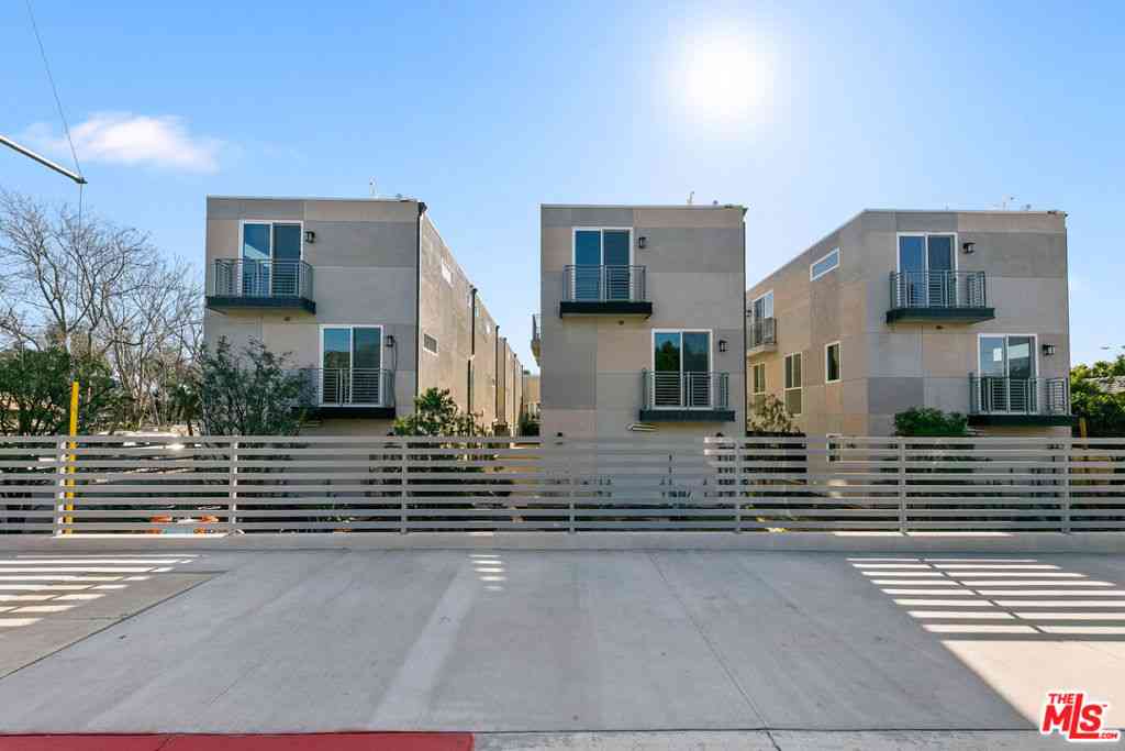 Condo For Rent - 15106 Roxford St, #13621<br/> Los Angeles, CA 91342