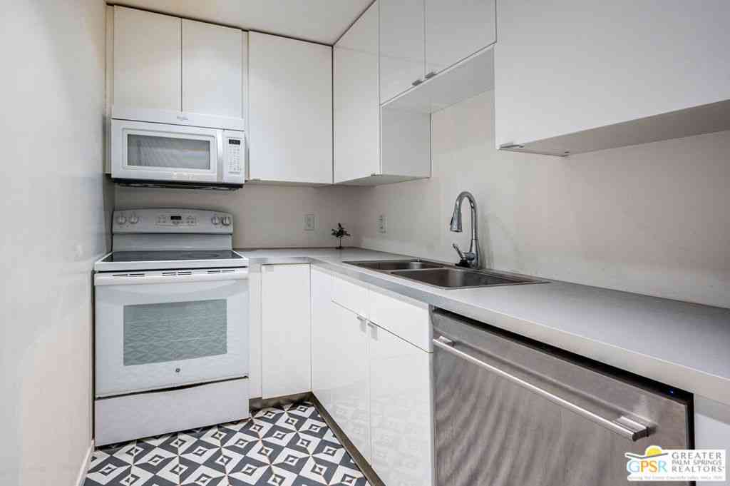 Condo For Sale - 550 N Villa Court #205<br/> Palm Springs, CA 92262