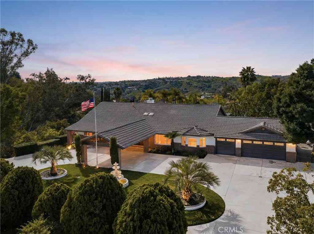 Homes For Sale - 2465 Via Oeste Drive<br/> Fallbrook, CA 92028