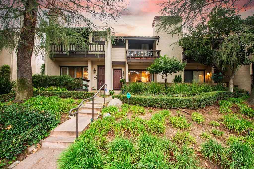 Townhouse For Sale - 5711 Owensmouth #107<br/> Woodland Hills, CA 91367