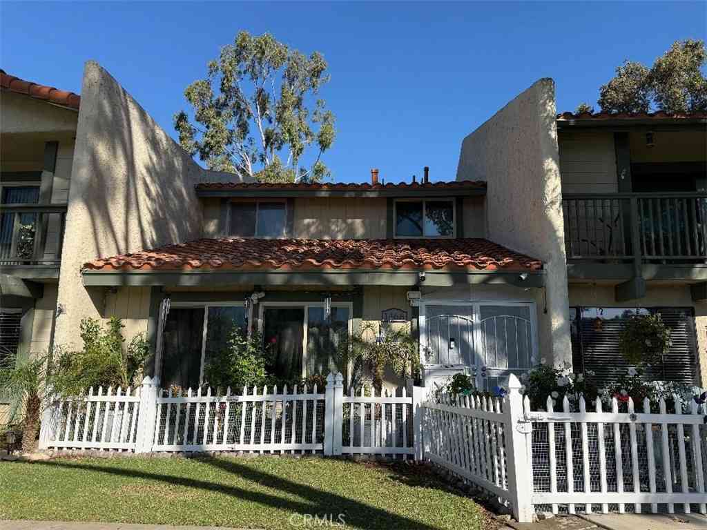 Townhouse For Sale - 1466 Camelot<br/> Corona, CA 92882