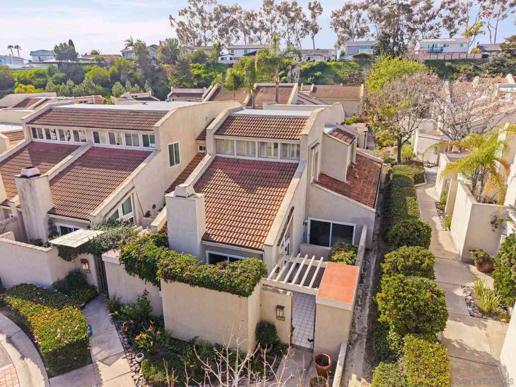 Condo For Sale - 6228 Caminito Araya<br/> San Diego, CA 92122