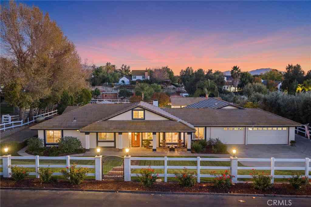 Homes For Sale - 40320 Paseo Del Cielo<br/> Temecula, CA 92591