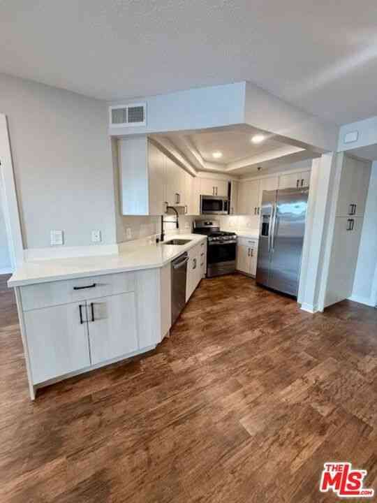 Condo For Rent - 7660 Beverly Boulevard #324<br/> Los Angeles, CA 90036