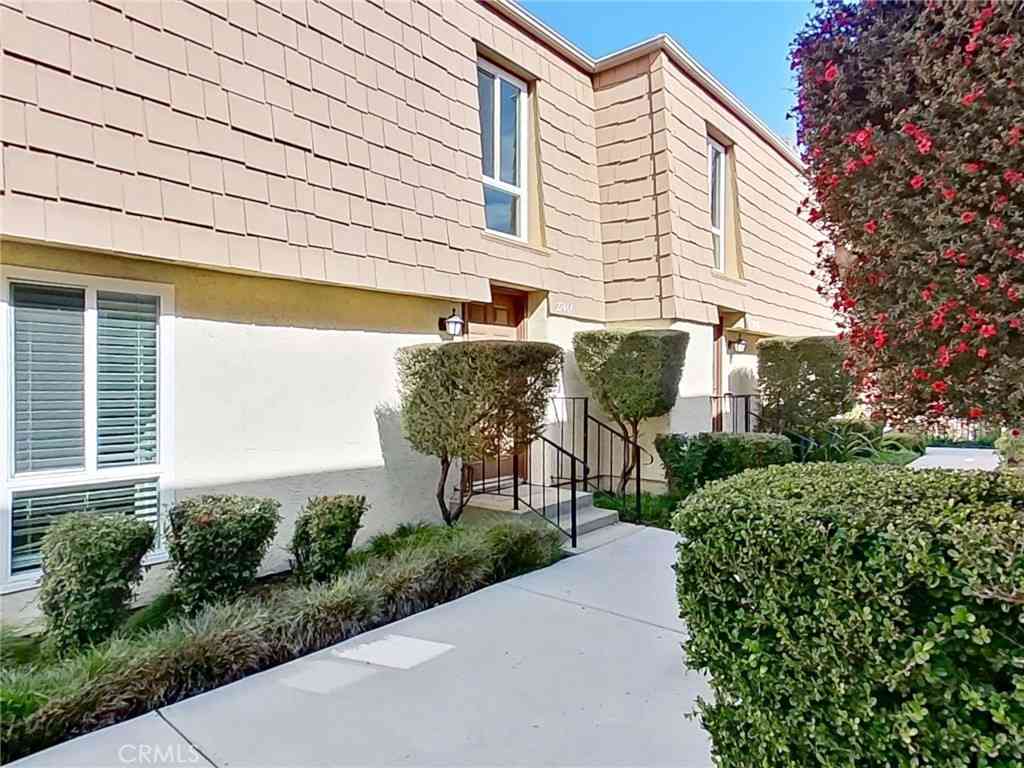 Townhouse For Sale - 27464 Country Glen<br/> Agoura Hills, CA 91301