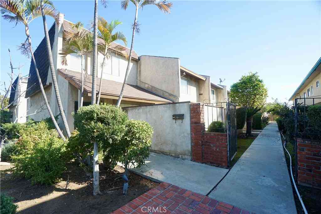 Townhouse For Sale - 220 N Moore Avenue #D<br/> Monterey Park, CA 91754