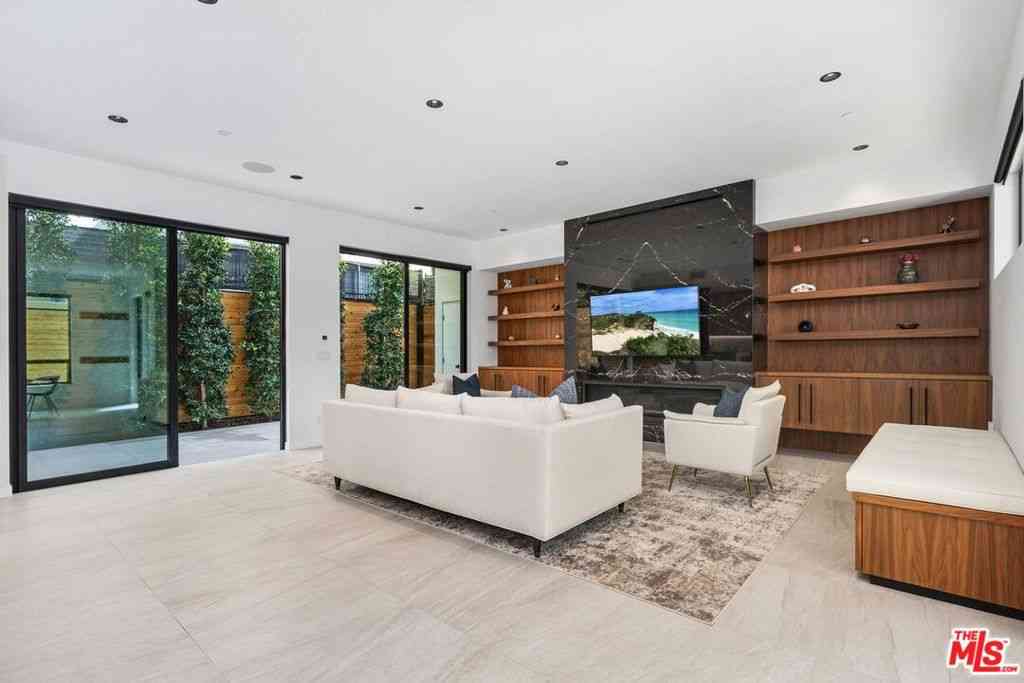 Condo For Sale - 212 Bay Street #102<br/> Santa Monica, CA 90405