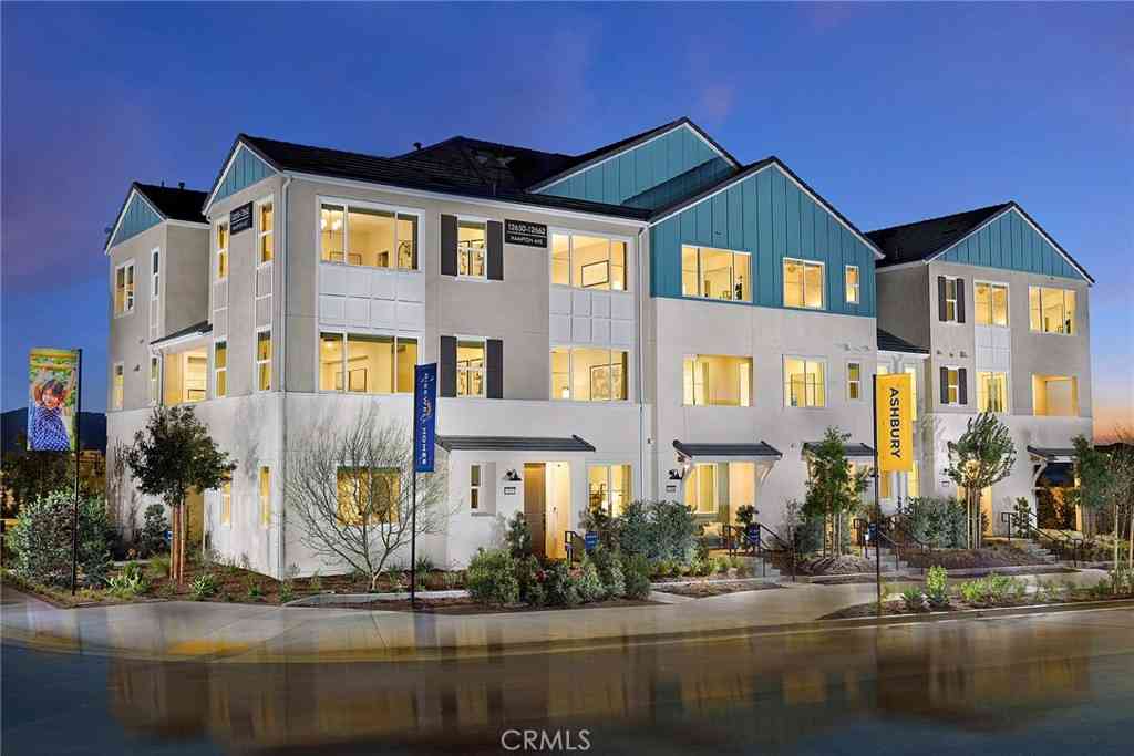 Townhouse For Sale - 5921 Gramercy Way<br/> Eastvale, CA 92880