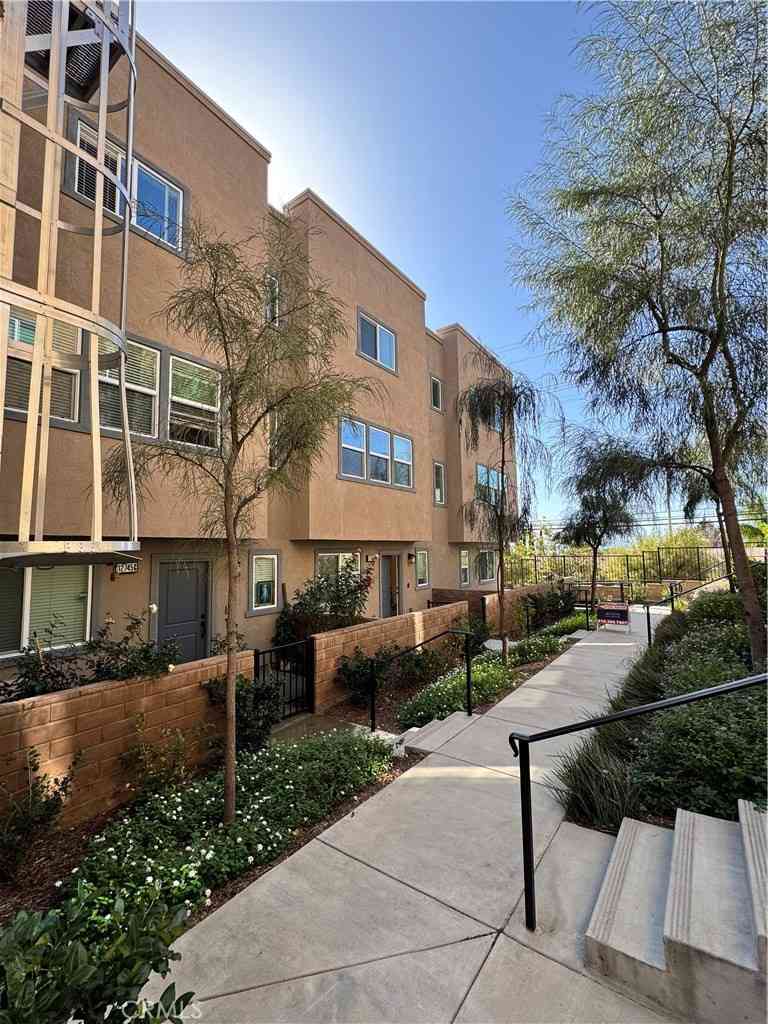 Townhouse For Sale - 12745 Watt Lane #B<br/> Sylmar, CA 91342