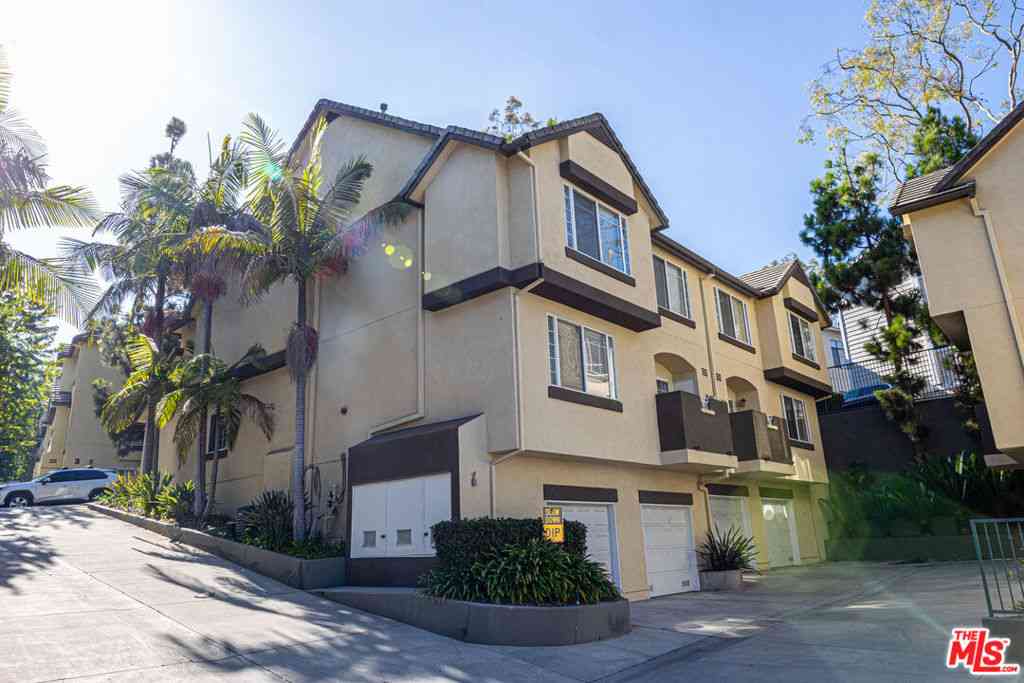 Condo For Rent - 4600 Don Lorenzo Drive #4<br/> Los Angeles, CA 90008