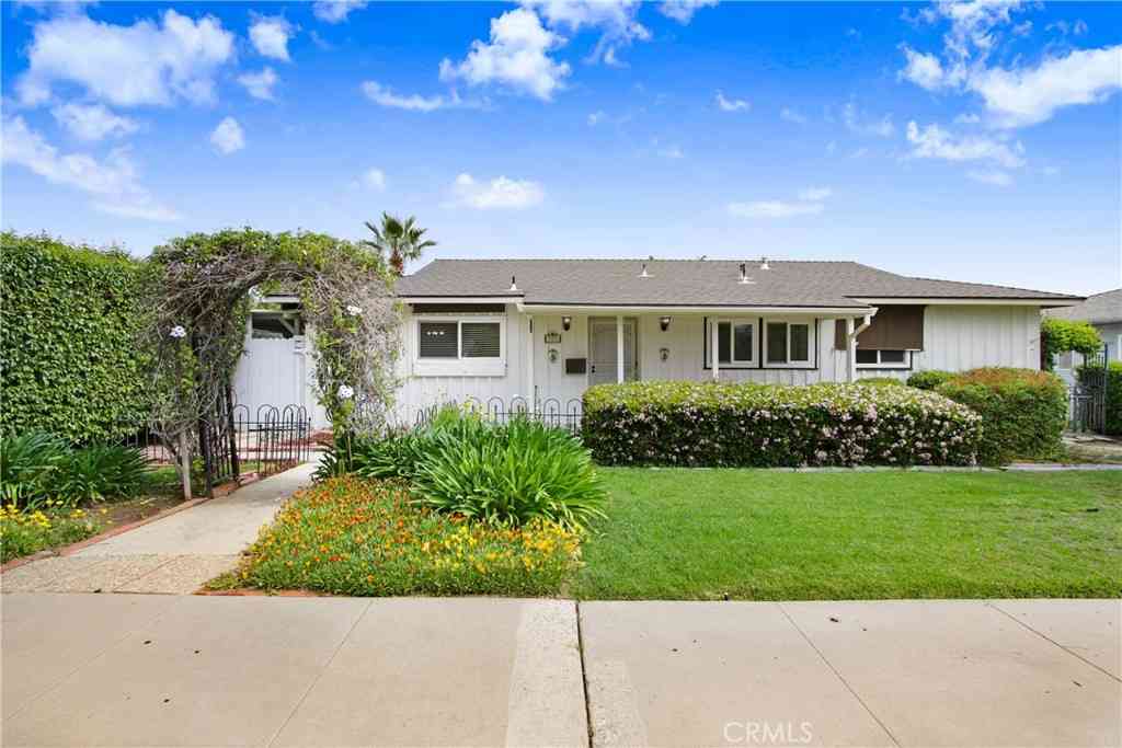 Homes For Sale - 927 Alta Loma Drive<br/> Corona, CA 92882